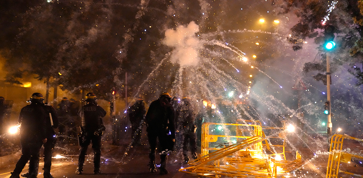 Η Πόλη του Φωτός φλέγεται